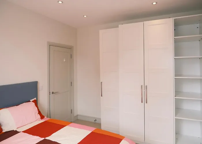Spacious Duplex Flat West London For Families & Groups