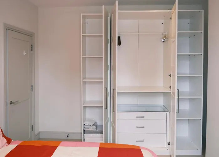 Spacious Duplex Flat West London For Families & Groups